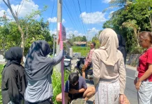 KKN UNY Bantu Pemasangan Plang Penunjuk Arah Dusun Tunjang Timur di NTB