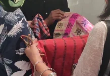 Lebih dari Sekadar Busana, Seniman Abdi Karya Ungkap Filosofi Sarung Bugis