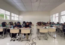 Mahasiswa PK UNY Terapkan Pembelajaran Teks LHO Berbasis Potensi Lokal di SMKN 1 Dl