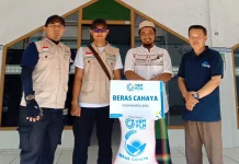 PLN UP3 Sleman dan YBM PLN Salurkan Bantuan Beras Cahaya ke Ponpes