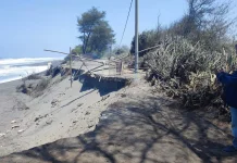 Jalan Alternatif Pantai Cangkring–Tanggul Tirto Amblas Tergerus Abrasi