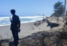Abrasi Putus Jalan Alternatif Pantai Cangkring-Tanggul Tirto, Wisata Tetap Lancar