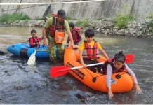 Cerita Seru Anak-Anak Menyusuri Sungai Code