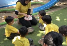 Bermain Sambil Belajar, Melatih Motorik Anak dengan Cacing Buatan