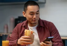 Makan Sambil Main Ponsel Mampu Merusak Fokus Otak