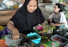 Tradisi Nyadran Membawa Berkah Penjual Bunga Tabur