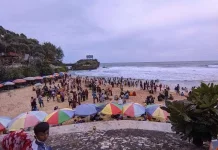 Berbusana Gagrak Yogyakarta, Padusan Digelar di Pantai Sundak