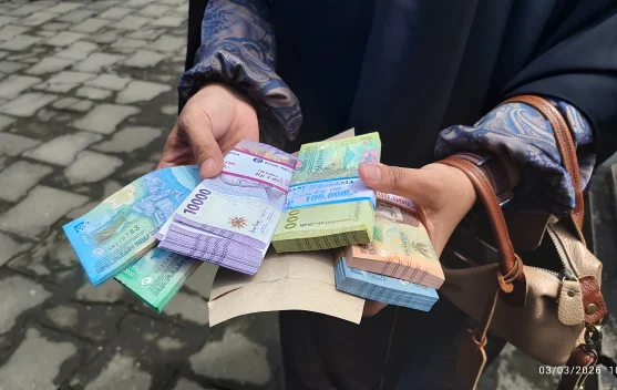 Jasa Penukaran Uang Pinggir Jalan Bermunculan, Ini Tanggapan Bank Indonesia