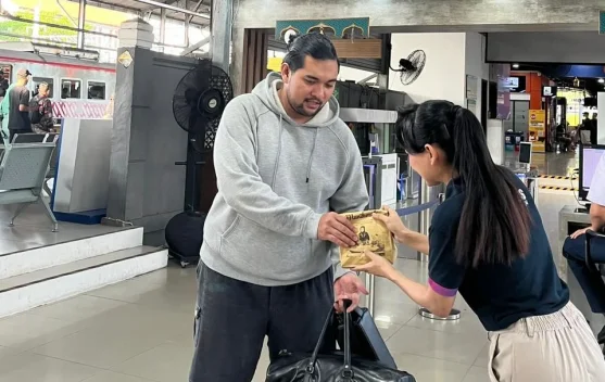 Mudahkan Penumpang Buka Puasa, Daop 6 Bagikan Takjil Gratis