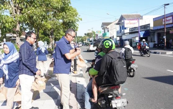 Optimalkan P4GN, BNNK Sleman Bagikan Stiker dan Takjil Gratis