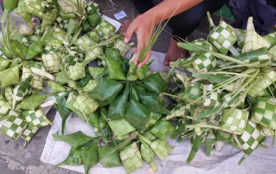 Selongsong Ketupat Jadi Buruan Warga Menyambut Idulfitri