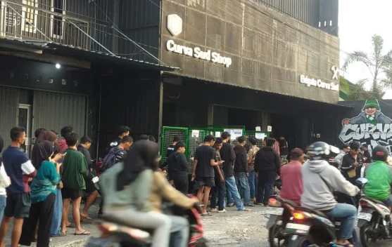 Ratusan Suporter Antre Tiket Final Liga 2 Sleman