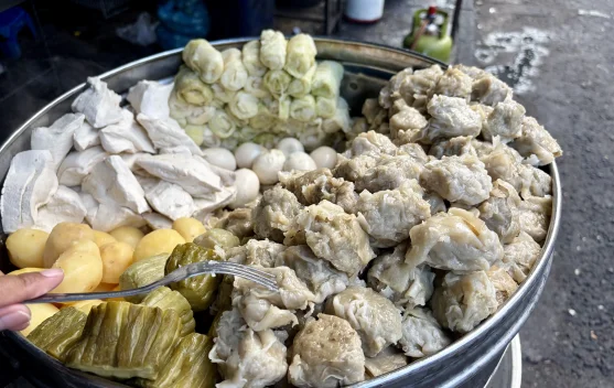 Menikmati Siomay Kotabaru Lengkap dengan Bumbu Kacang Gurih Nikmat