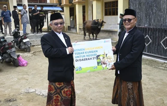 Kemendikdasmen Salurkan Ratusan Sapi dan Kambing Kurban