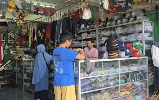 Tahun Ajaran Baru, Penjualan Seragam di Jalan Ibu Ruswo Melonjak Berkali Lipat