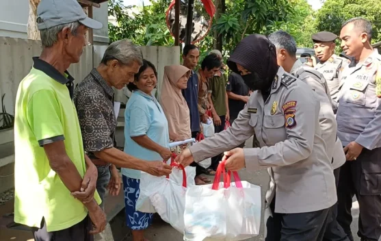Penyaluran Bantuan Sembako untuk Warga Giwangan
