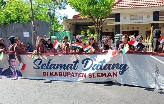 Ratusan Siswa Antusias Sambut Presiden Prabowo dan PM India di Adisutjipto