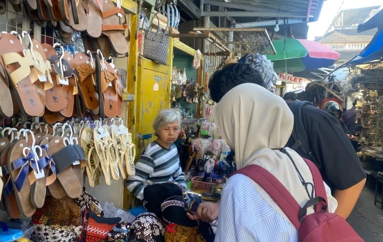 Oleh-Oleh Bertuliskan Ciri Khas Jogja Diburu Wisatawan di Pasar Beringharjo