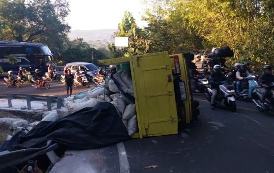 Truk Bermuatan Gaplek Terguling di Bokong Semar, Akibatkan Lalu Lintas Tersendat