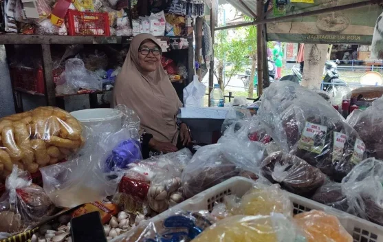 Hari Pertama Masuk Sekolah, Pasar Imogiri Sepi Pembeli