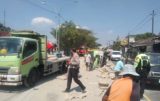 Truk Muatan Semen Terguling di Sewon, Lalu Lintas Sempat Tersendat
