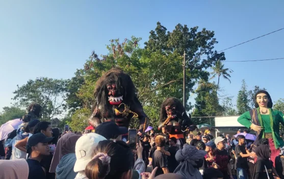 Filosofi Tolak Bala di Balik Uniknya Boneka Kirab Saparan Bekakak