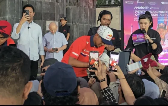 Pecah! Penggemar Serbu Tanda Tangan Mario Ajidan Veda Pratama di Monumen SO 1 Maret