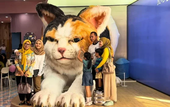 Blue Butter Palagan Hadirkan Kafe Ikon Kucing Raksasa