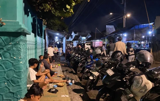 Kisah Perjuangan Yanto: dari Seorang Cleaning Service Jadi Pengusaha Ayam Bakar