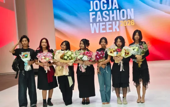 Debut di JFW 2026, Model Fiona Unjuk Gigi Jadi Desainer Busana Daur Ulang