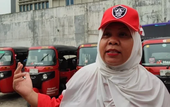 Dari Trotoar Beralih jadi Sopir Bajai, Kisah Rita Bertahan Hidup