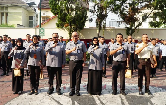 Muhtar Jadi Pegawai Teladan dan Agung Memotivasi Jaga Kekompakan