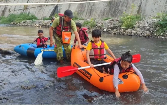 Cerita Seru Anak-Anak Menyusuri Sungai Code