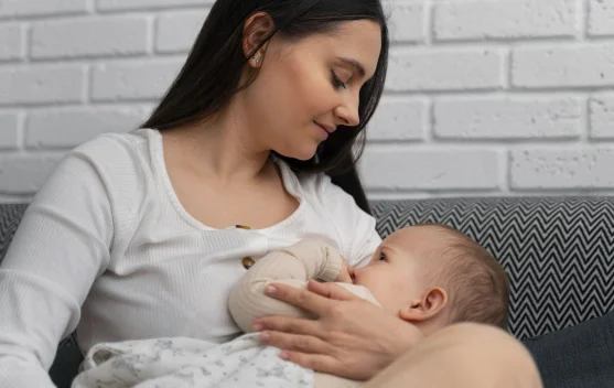 Ibu Menyusui Makan Pedas Bikin Bayi Diare, Mitos atau Fakta?