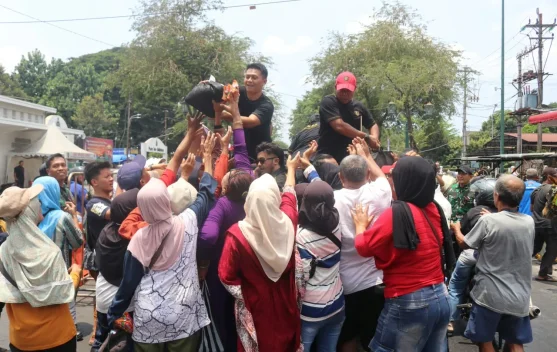 Peringati HUT TNI ke-81: Bakti Sosial Berbagi Sembako Digelar di Kawasan Malioboro
