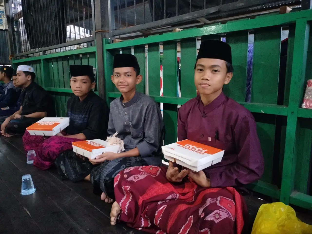 Beberapa Anak Menerima Bantuan Makanan untuk Berbuka Puasa.