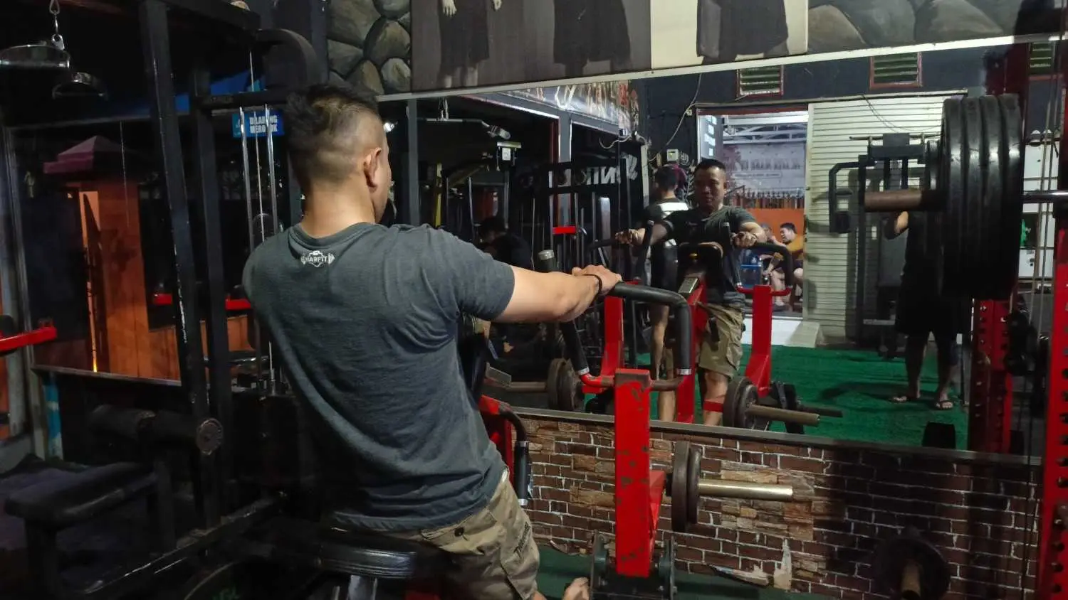 Salah seorang Member Gym Ofall Fitness, Muhammad Iqbal saat Latihan. 