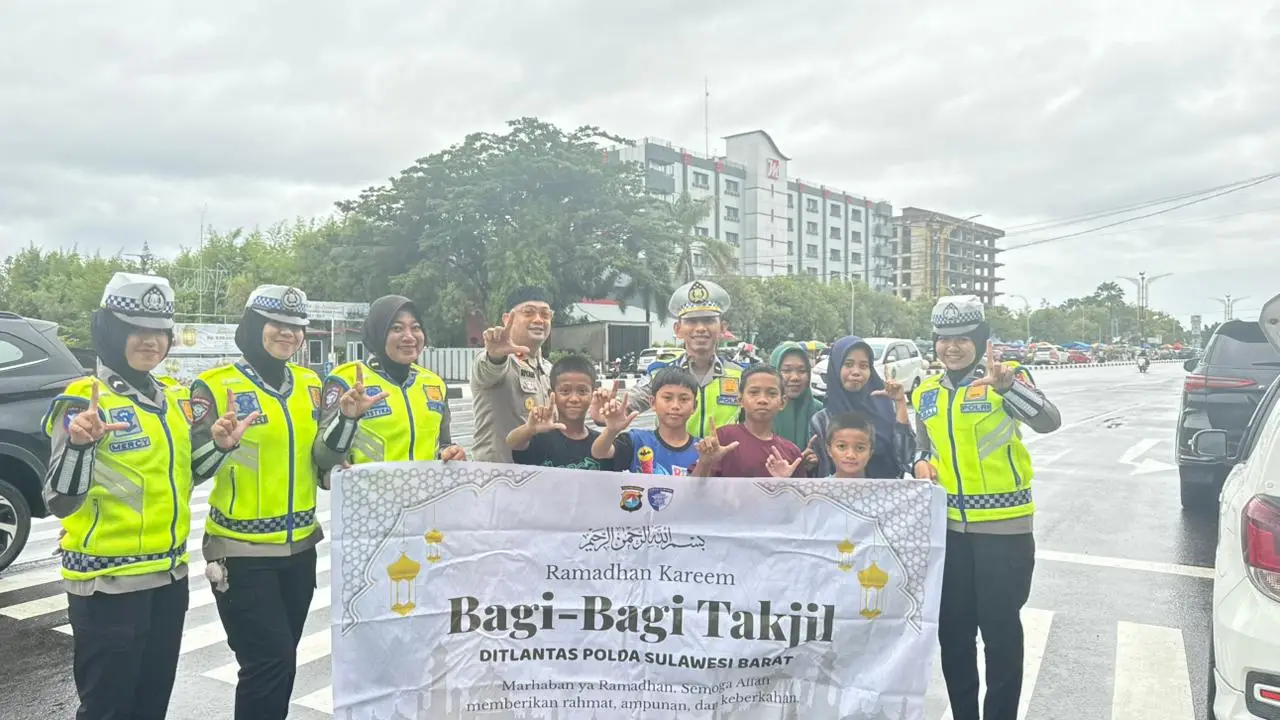Ditlantas Polda Sulbar Berbagi Takjil dan Edukasi Pengendara Tertib Lalu  Lintas - RRI.co.id