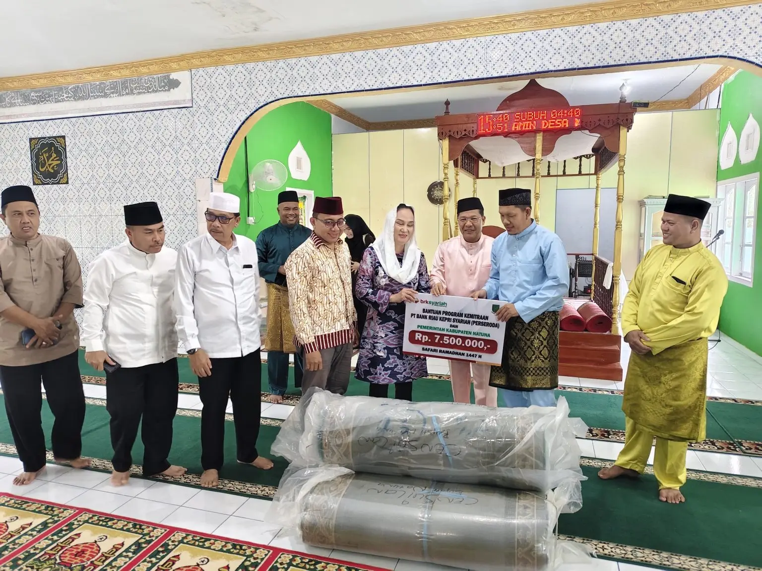 Bupati Natuna Cen Sui Lan dengan kerudung putihnya yang didampingi Wakil Bupati Jarmian, menyerahkan bantuan perlengkapan Shalat kepada pengurus salah satu Masjid disela-sela kegiatan Safari Ramadhan 1447 H. ( Foto: Sekretariat Pemkab Natuna )