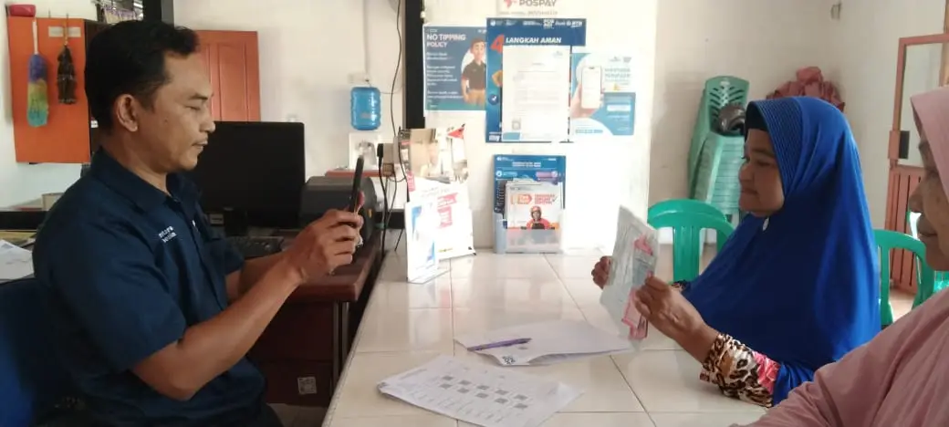Pelayanan pencairan Bansos Sembako PKH tahap 1 Tahun 2026 di Kantor POS Ranai pada Selasa, 10 Maret 2026. (Foto : Saleh/ RRI Ranai)