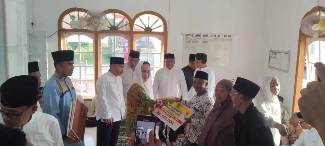 Bupati Natuna Cen Sui Lan menyerahkan bantuan sosial kepada Keluarga Penerima Manfaat (KPM) pada kegiatan Safari Ramadhan di Desa Cemaga Utara ( Foto:RRI/Saleh)