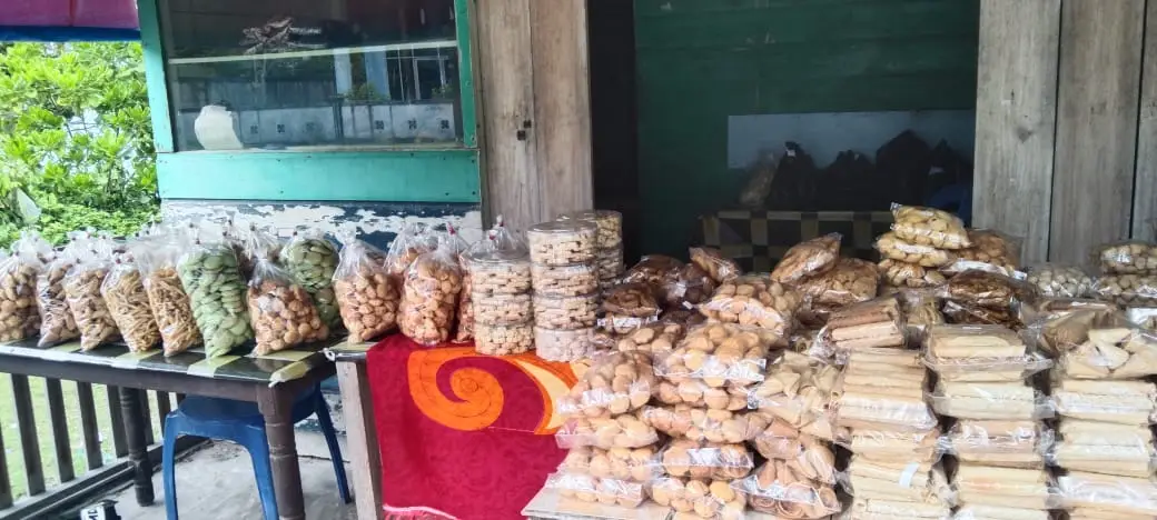 Berbagai macam jenis kue lebaran yang ditawarkan kepada pemebli (Foto:RRI/Saleh)