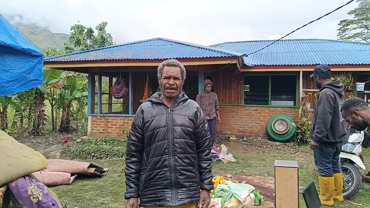 Petrus Wetapo, warga Kampung Sinata yang ditemui RRI saat bersihkan rumahnya bekas banjir (RRI/Ronny)