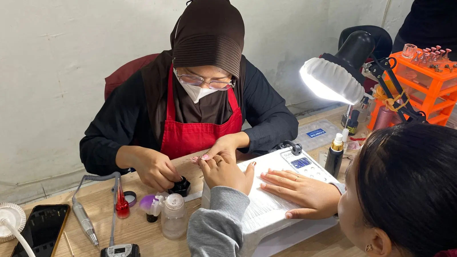 Proses pemasangan nail art. (Foto: RRI/Witra)