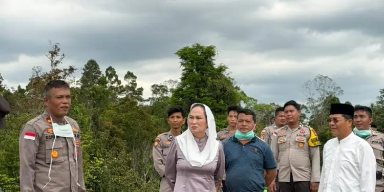 Bupati Natuna Cen Sui Lan saat meninjau lokasi Karhutla di Kecamatan Batubi, Selasa 24 Maret 2026 (Poto:RRI/Saleh)