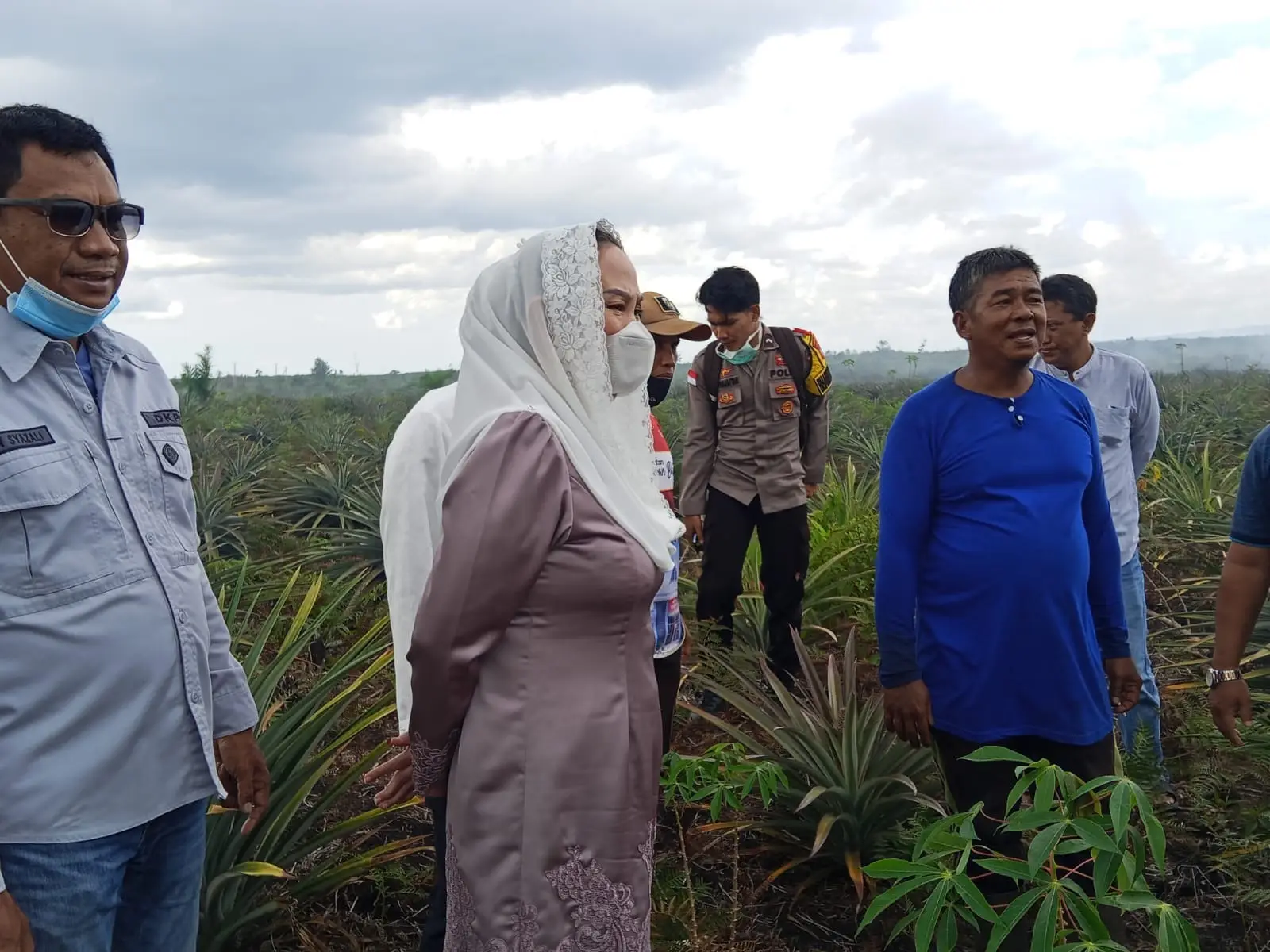 Bupati Cen Sui Lan, dengan ciri khasnya berkerudung putih, meninjau langsung lokasi kebakaran di Kecamatan Bunguran Batubi (Poto:RRI/Saleh)