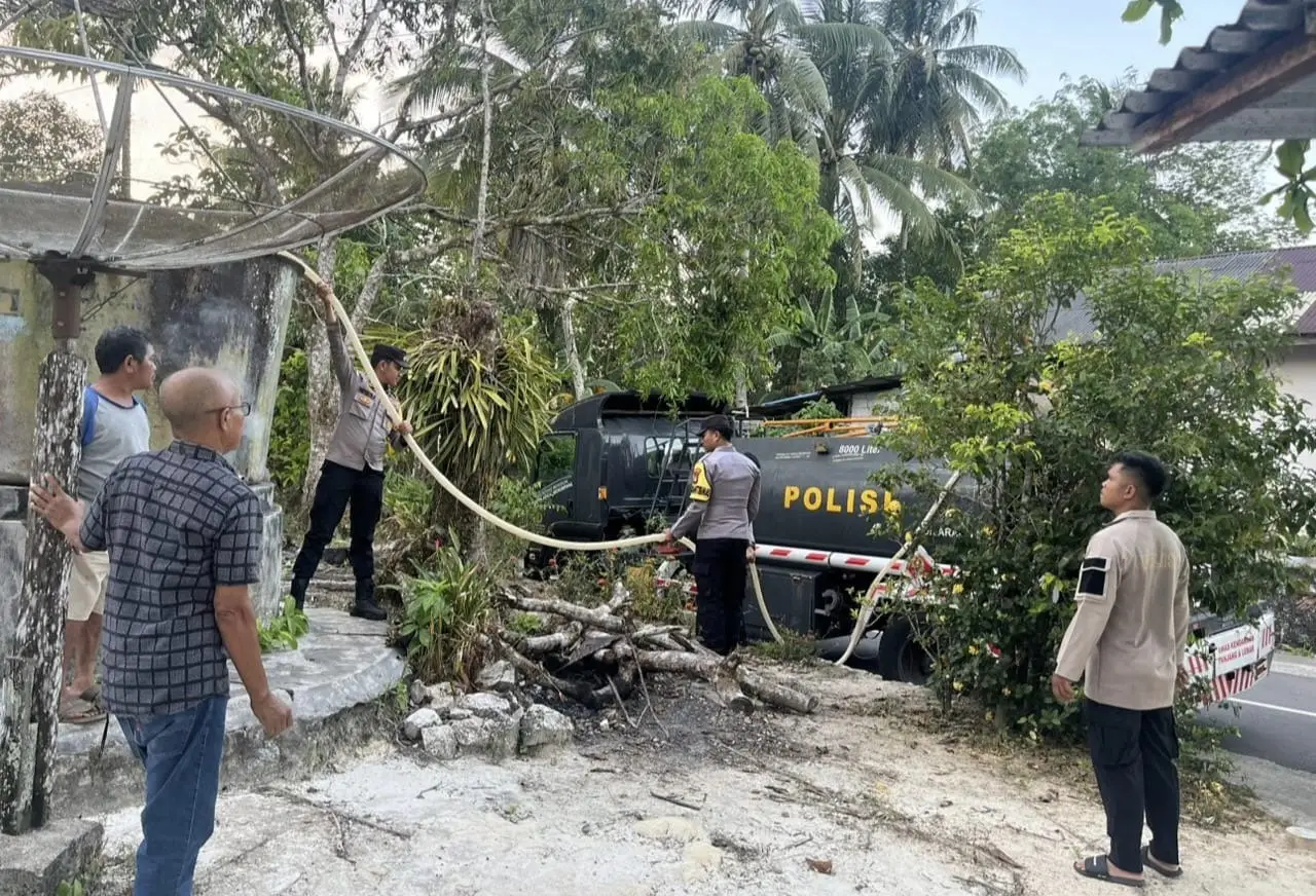 Personel Sat Samapta Polres Natuna bersama Bhabinkamtibmas Polsek Bunguran Timur saat mendistribusikan air bersih ke warga (Foto:RRI/Saleh)