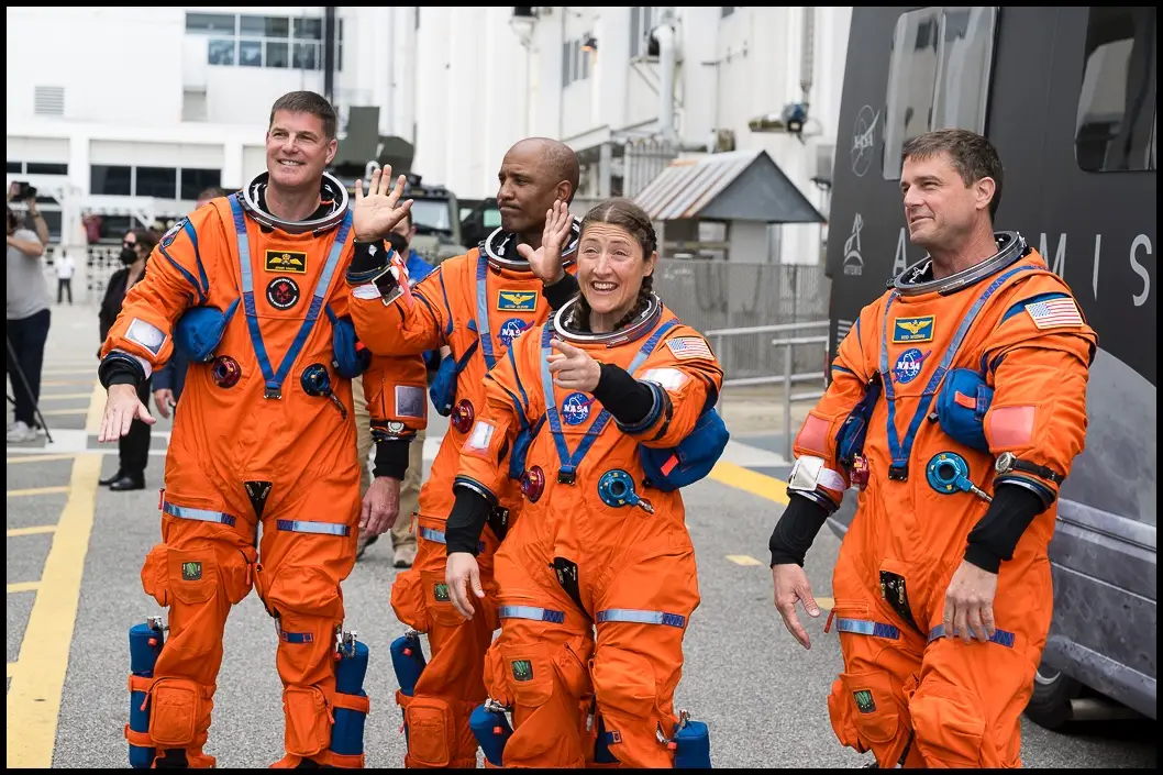Awak Artemis II meninggalkan gedung Operasi dan Pemeriksaan untuk menuju Kompleks Peluncuran 39B guna menaiki pesawat ruang angkasa Orion mereka di atas roket Space Launch System (SLS) milik NASA . Sebagai persiapan peluncuran mereka ke Bulan nanti hari ini. (Foto: X @nasahqphoto)