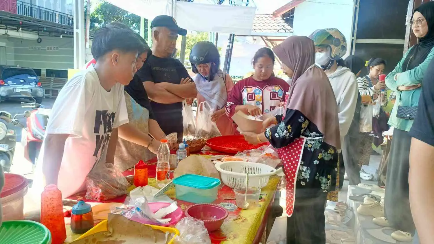 Suasana Ibu Khadijha dan Pelanggan saat Membeli Mie Habang Beruntung