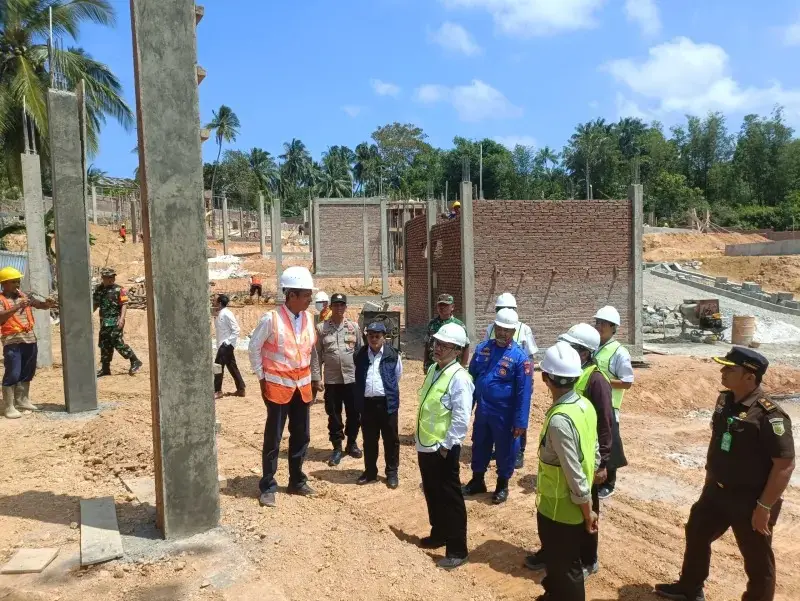 Irjen KKP bersama Jajaran Meninjau Lokasi pembangunan Kamung Nelayan Di Kabupaten Natuna (Foto:RRI/Saleh)